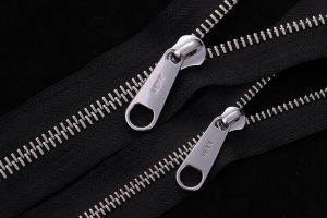 Khóa kéo kim loại hay khóa kéo nhựa